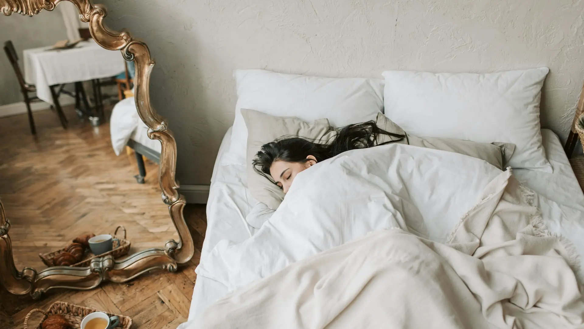 Pozujący na scenie Nikodem Milewczyk