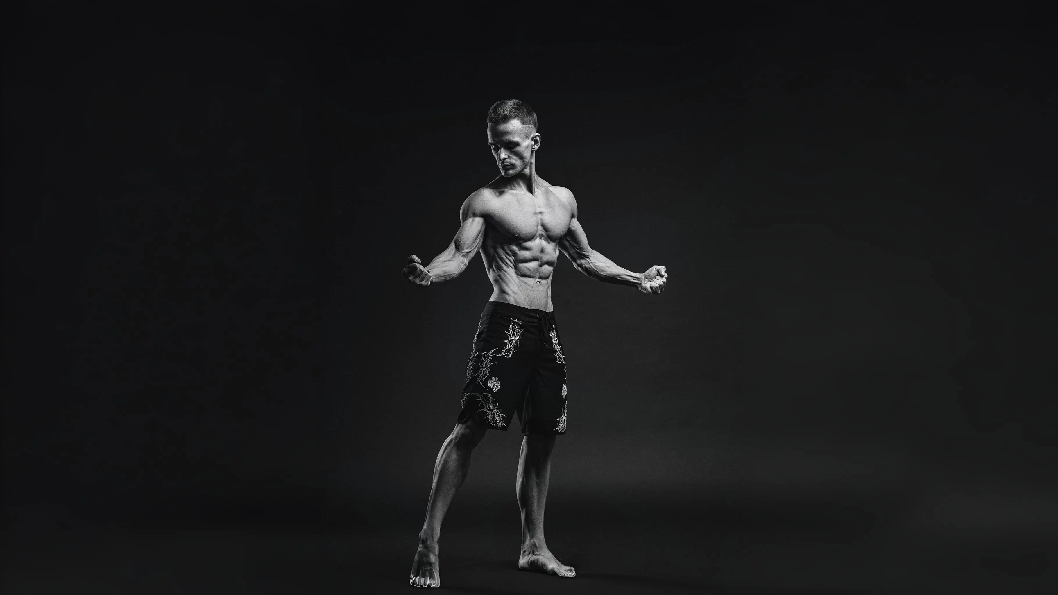 Pozujący na scenie Nikodem Milewczyk